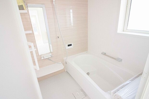 エコベンチ浴槽。全身浴と半身浴ができる高い機能性と、満水容量を削減して水道・光熱費を節約しました。デザインとエコ性能を両立させた、これからのスタンダード浴槽です。