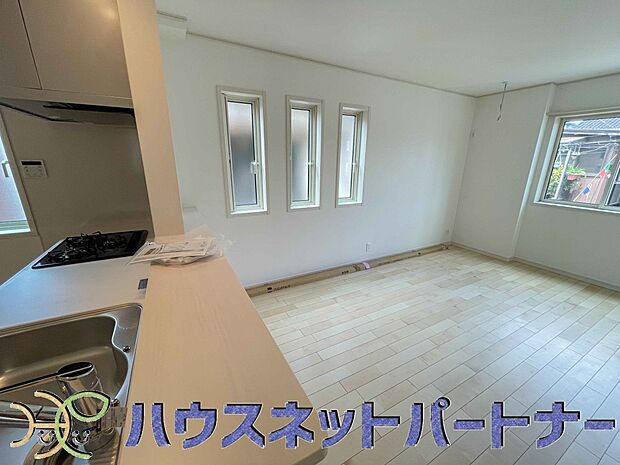 キッチン吊戸棚を無くす事によって、コミュニケーションを重視した設計に致しました。区画によって変わる一体感を、実際にご覧になって頂けましたらと思います。