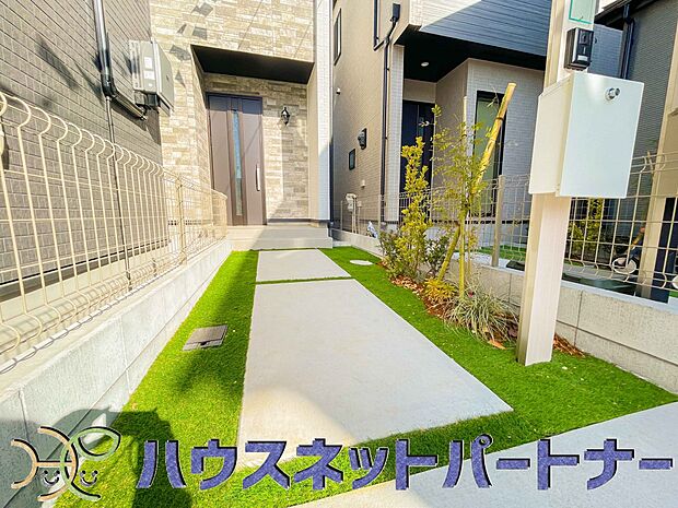 玄関前に季節のお花を置いて可愛く演出してみてはいかがですか。楽しいお家造りが待っています。