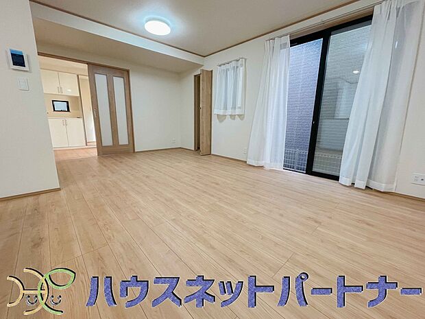 リビングは、食事スペースと寛げる場所設けてもまだ余裕の広さ。明るい光が照らしてくれます。