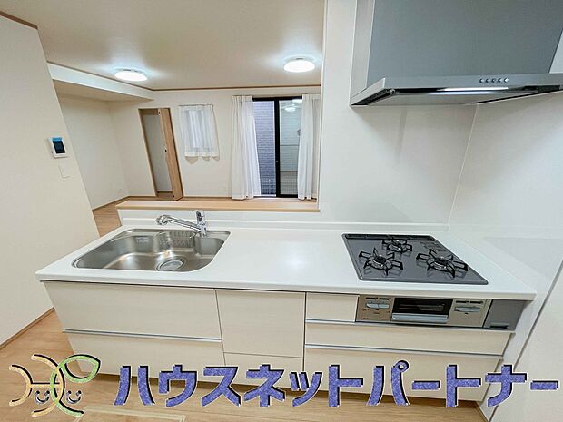 三口コンロで料理の幅を拡げてくれる使いやすいシステムキッチンを採用。洗い場も大きいので野菜や食器を洗ったりする際にも捗り、奥様の強い味方となってくれるはずです。