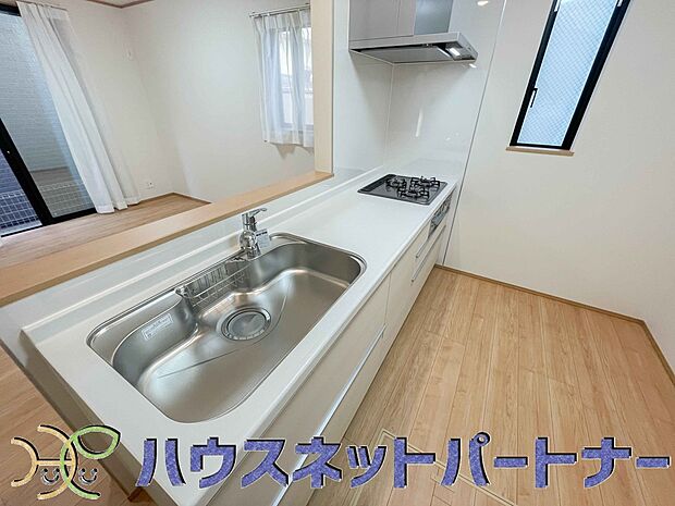 人工大理石のワークトップやシンクは、水を流しただけできれいになったように見えます。白いキッチンは明るく清潔感があり、とっても素敵です。