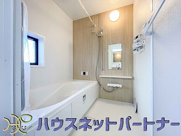 高級感溢れるカラーと大きさ・柔らかな曲線で構成された半身浴も楽しめるバスタブが心地よさをもたらします。