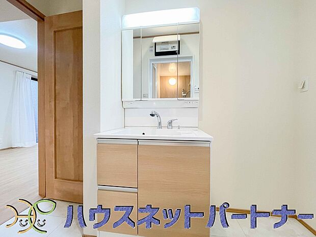 十分な大きさの洗面台は、身だしなみチェックや歯磨きなど、朝の慌ただしい時間でもホテルライクなスペースで余裕とゆとりを感じて頂けます。