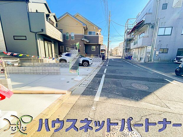 前面道路でお車を駐車するのも楽々。