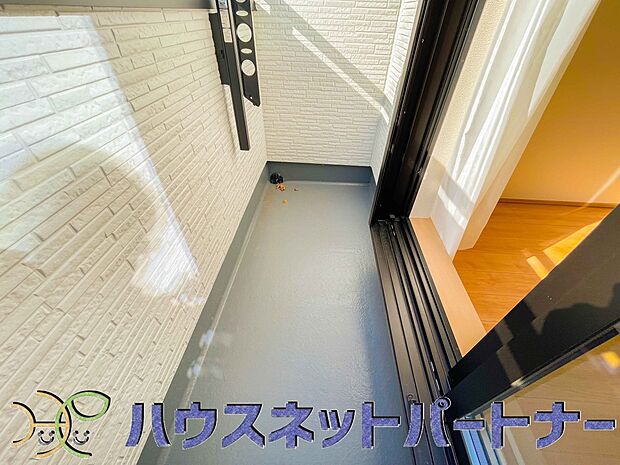 青い空が近くに感じるバルコニーは、爽やかな風をお部屋へ運んでくれます。