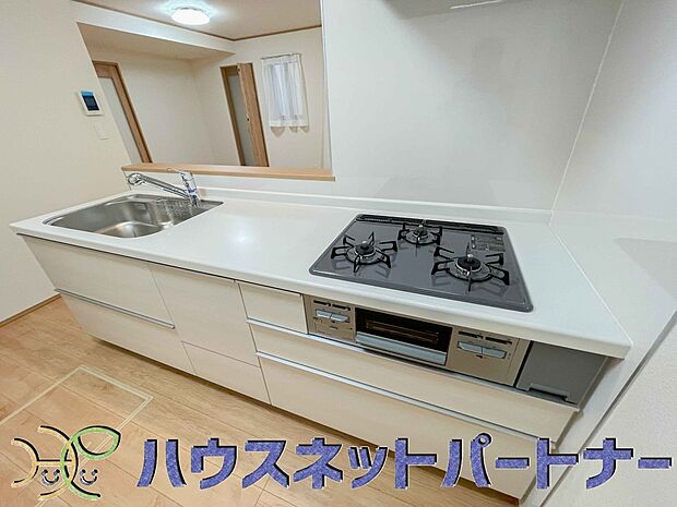 三口コンロで料理の幅を拡げてくれる使いやすいシステムキッチンを採用。洗い場も大きいので野菜や食器を洗ったりする際にも捗り、奥様の強い味方となってくれるはずです。