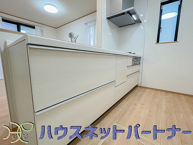 調理器具や食器などの小物がいっぱいのキッチン。少し気を抜くとすぐにごちゃごちゃしてしまいますよね。そんなお悩みをスッキリ解決してくれるものが、キッチン収納です。