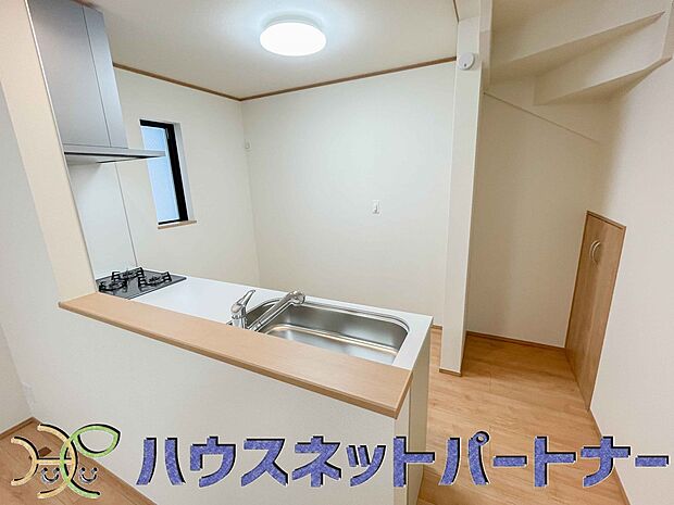 キッチン吊戸棚を無くす事によって、コミュニケーションを重視した設計に致しました。区画によって変わる一体感を、実際にご覧になって頂けましたらと思います。 