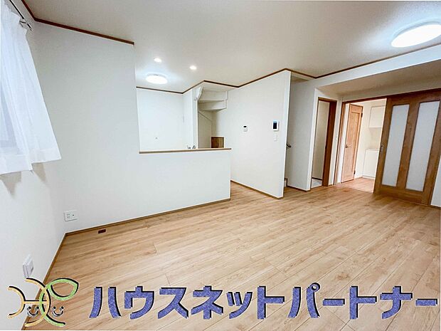 キッチンカウンターがあると配膳が楽なことがメリットの一つ。後片付けをするときも、ダイニングテーブルからあまり動かずに流し台へ運ぶことができるので便利です♪