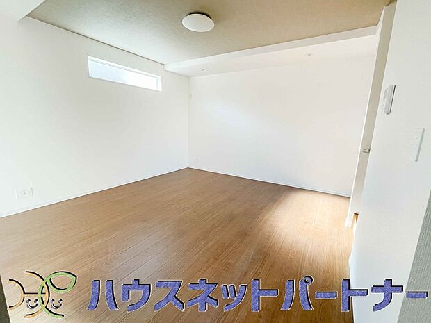 整然とした空間演出、快適な理想の暮らしの実現は家のみの拘りではなく、そこで暮らす方々にとって素敵な環境であることも挙げられると思います。四季折々の変化が奏でる鼓動を楽しんで下さい。