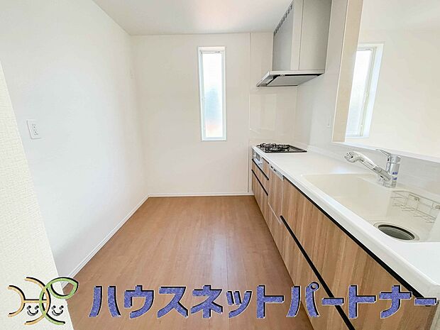 木目調のキッチンは落ち着いた雰囲気で収納もたくさん。嬉しい食洗器付です。汚れも目立ちません。