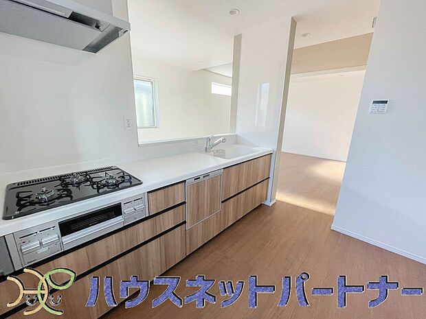三口コンロで料理の幅を拡げてくれる使いやすいシステムキッチンを採用。洗い場も大きいので野菜や食器を洗ったりする際にも捗り、奥様の強い味方となってくれるはずです。
