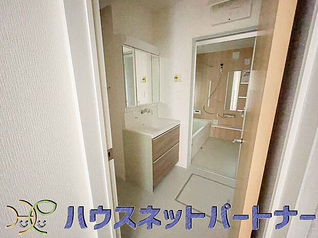 明るい清潔感のある洗面所は、鏡も大きくシンクが広々。朝の支度も楽にこなせます。