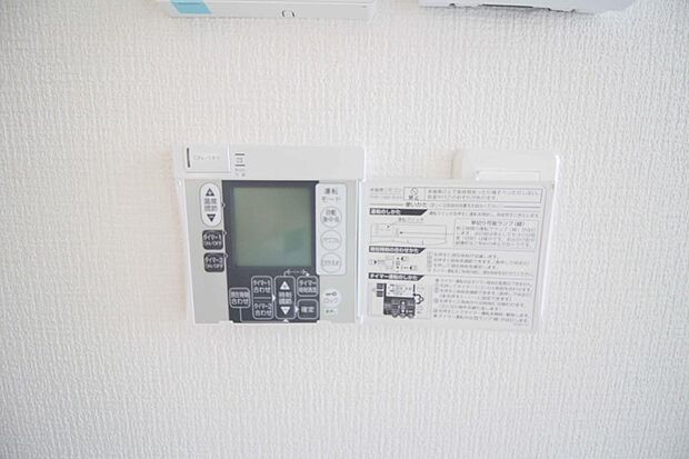 床暖房を設けられたリビングには、陽射しとともに、少しづつ装いを変える街の景観を眺めながら寛ぎの時間をお楽しみ頂けます。空気を汚さずに、優しく室内を快適な温度に保ちます。