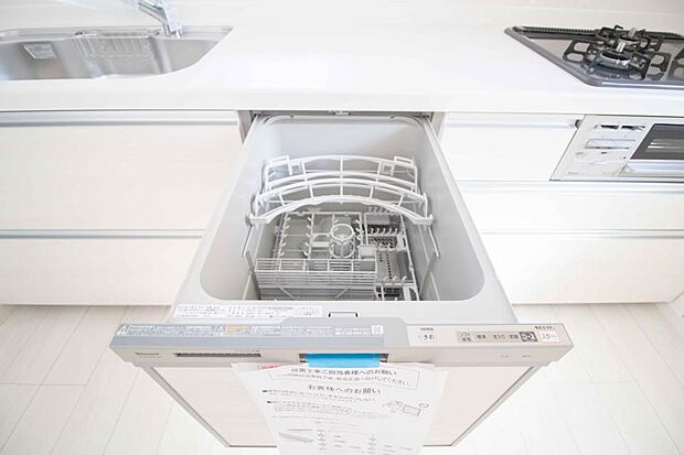 ビルトイン食器洗乾燥機。家事のお手伝いをしてくれる奥様の味方です。食器を洗っている間にお掃除など、様々なシーンで家事の時短に役立つ食洗機。省スペースのビルトインタイプを採用致しました。
