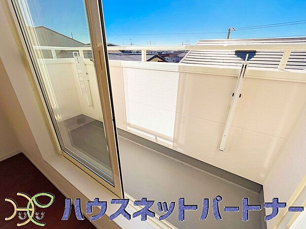 青い空が近くに感じるバルコニーは、爽やかな風をお部屋へ運んでくれます。