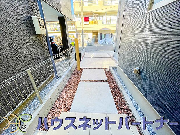 通勤や家族の送迎など、毎日の生活にマイカーが欠かせない方にとって駐車場は大事な条件。敷地内にカースペースがあれば、お出かけやお買い物の際の搬入出もらくらくです。