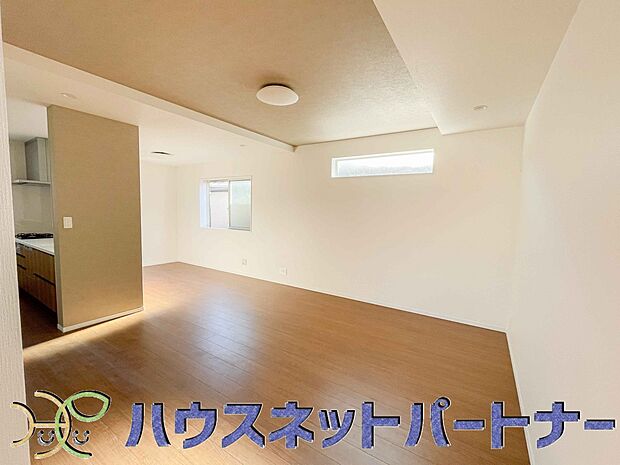 リビングは、食事スペースと寛げる場所設けてもまだ余裕の広さ。明るい光が照らしてくれます。