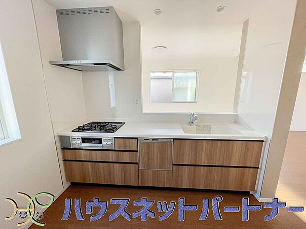 家族の様子を見ながらキッチンでお料理。一日の出来事を会話しながらの家事は嬉しいコミュニケーション。