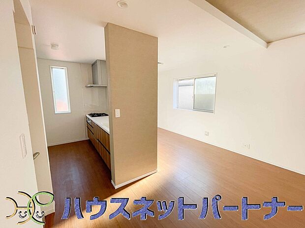 明るく開放的なダイニング。家族とのコミュニケーションが取りやすく、みんなの笑顔が溢れます。