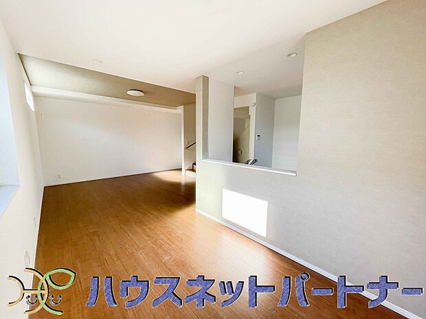 お料理できたらカウンターから手渡しができます。家族で会話をしながらお料理を楽しく。