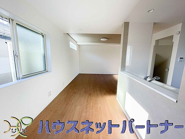 忙しい朝でも家族揃って食事をして頂ける、ゆとりある大きさのダイニングスペース。奥様の手料理をカウンター越しに受けとって頂き、テーブルで囲む素敵な時間を存分にお愉しみ下さい。