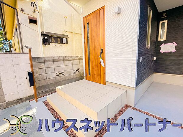 玄関前に季節のお花を置いて可愛く演出してみてはいかがですか。楽しいお家造りが待っています。