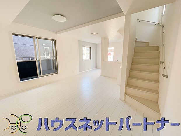 階を移動する際にリビングを通る、リビングイン階段。自然なかたちで家族が集まるため、お子様の個室が1階や3階にある場合でも、毎日の挨拶や会話が増えやすくなります。