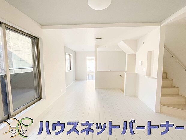 整然とした空間演出、快適な理想の暮らしの実現は家のみの拘りではなく、そこで暮らす方々にとって素敵な環境であることも挙げられると思います。四季折々の変化が奏でる鼓動を楽しんで下さい。