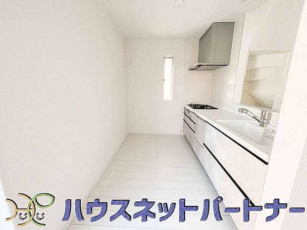 明るい自然光が入る作業スペースを多くとったキッチン採用。夫婦揃ってキッチンに立っても調理がしやすく、家事をしながら会話も弾みます。食器類もすっきりと片付く収納力。