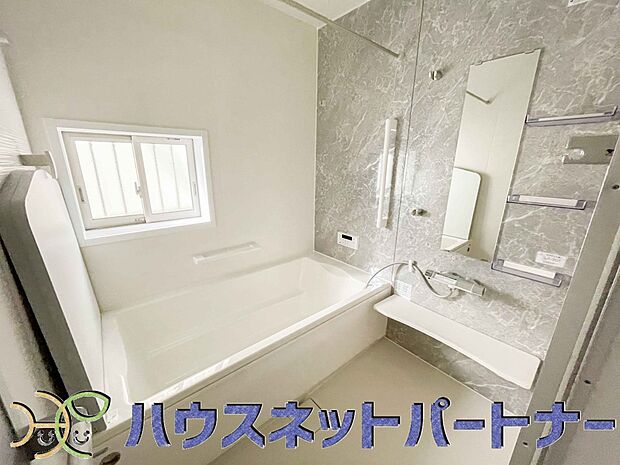 冬場にはヒヤッとしないように暖房機能、梅雨の時期には乾燥等、機能的で清潔感溢れる浴室。快適・清潔な空間で心も体もオフになる時間を楽しむことが可能です。