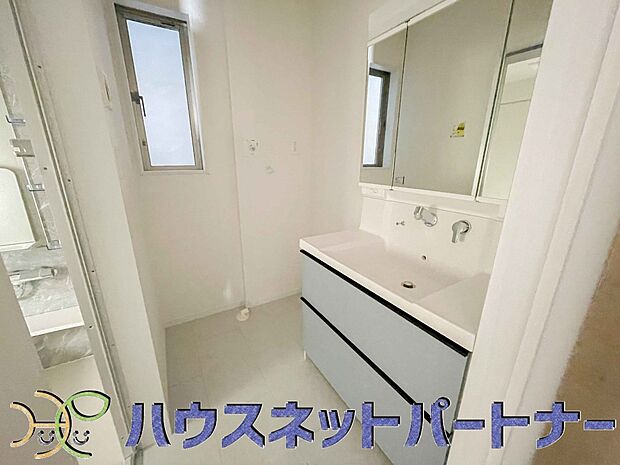 明るい清潔感のある洗面所は、鏡も大きくシンクが広々。朝の支度も楽にこなせます。