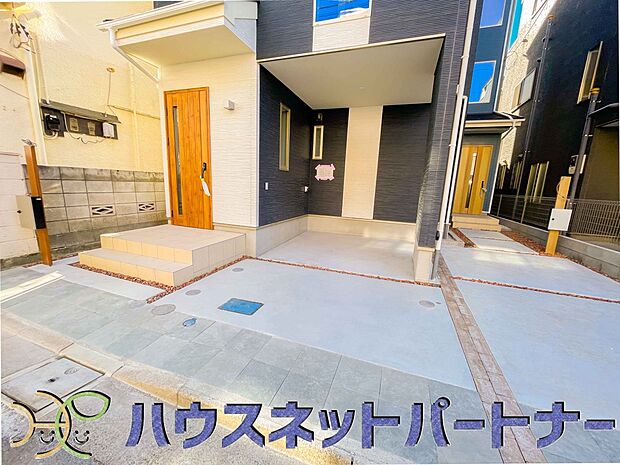 玄関横に駐車場なのでお買い物をした後は楽にお家へ。沢山お買物した時は助かりますね。