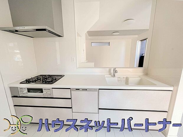 三口コンロで料理の幅を拡げてくれる使いやすいシステムキッチンを採用。洗い場も大きいので野菜や食器を洗ったりする際にも捗り、奥様の強い味方となってくれるはずです。