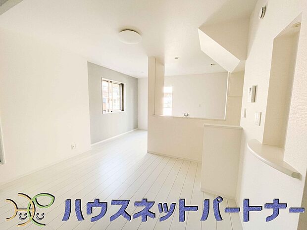 キッチンカウンターがあると配膳が楽なことがメリットの一つ。後片付けをするときも、ダイニングテーブルからあまり動かずに流し台へ運ぶことができるので便利です♪