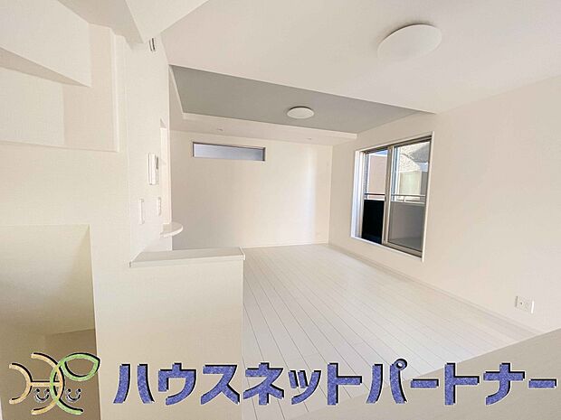 リビングは、食事スペースと寛げる場所設けてもまだ余裕の広さ。明るい光が照らしてくれます。