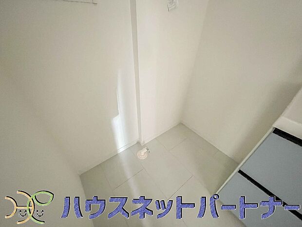 毎日使う洗濯機。しっかりと奥行きのある置き場が確保されています。