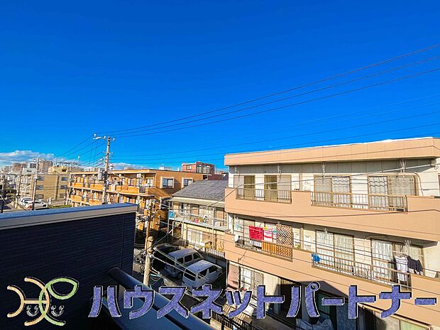 周辺は高い建物が無く、解放感が感じられます。