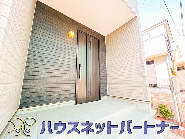 玄関前に季節のお花を置いて可愛く演出してみてはいかがですか。楽しいお家造りが待っています。