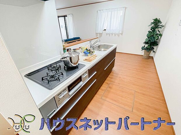 三口コンロで料理の幅を拡げてくれる使いやすいシステムキッチンを採用。洗い場も大きいので野菜や食器を洗ったりする際にも捗り、奥様の強い味方となってくれるはずです。
