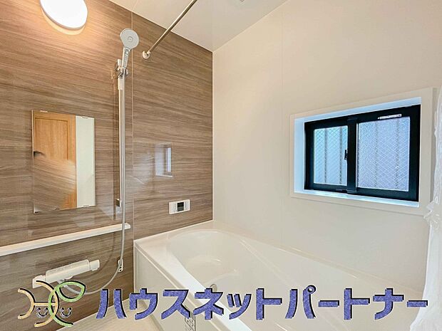 明るい作りの浴室は心も体もリフレッシュさせてくれます。窓もあるので湿気を外へ逃がすことも出来ます。