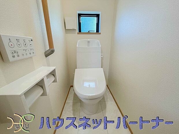 小窓を設置する事により明るく、通気性の良いトイレとなっております。中はゆとりのある大きさを確保しておりますので、ゆったりとお使い頂けます。
