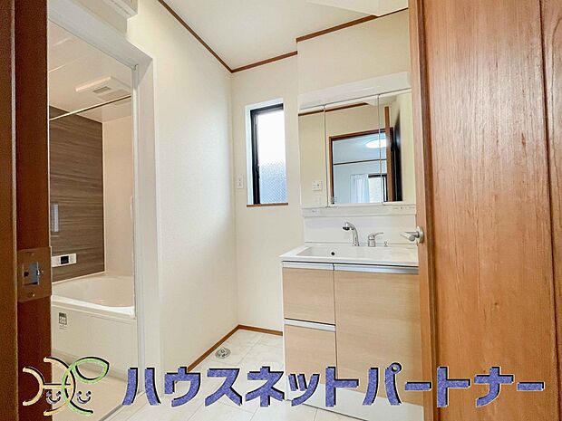 洗面室は窓の光が差し込み明るく清潔感があります。三面鏡は朝の支度が大助かり。