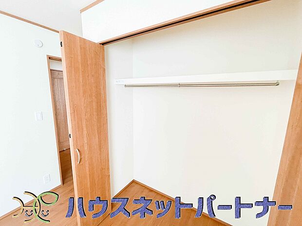 壁面クローゼットのメリットは、衣類が横一列に並ぶためひと目で洋服が選びやすいこと。衣類をたくさんお持ちの方も、限られたスペース内に無理なく収納することができます。