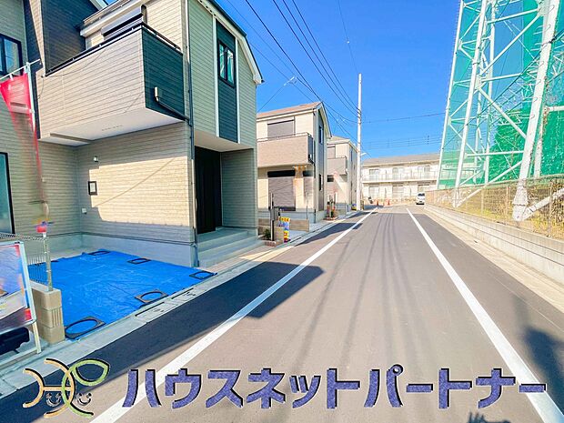 前面道路の日当たりの良い明るいお家。