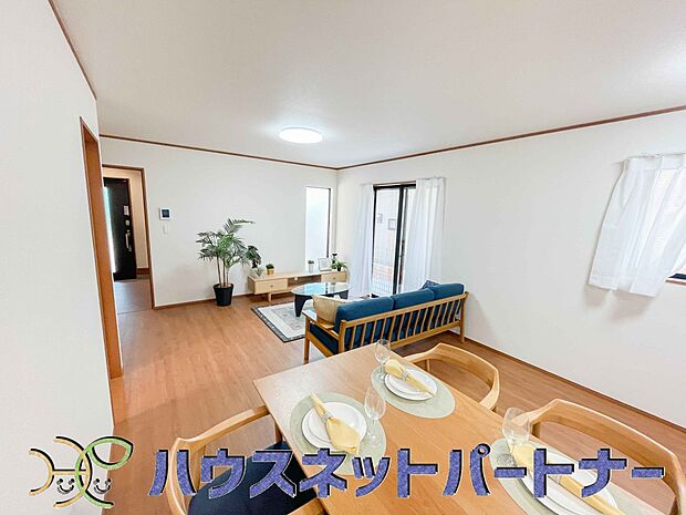 明るく開放的なダイニング。家族とのコミュニケーションが取りやすく、みんなの笑顔が溢れます