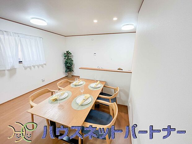 忙しい朝でも家族揃って食事をして頂ける、ゆとりある大きさのダイニングスペース。奥様の手料理をカウンター越しに受けとって頂き、テーブルで囲む素敵な時間を存分にお愉しみ下さい。