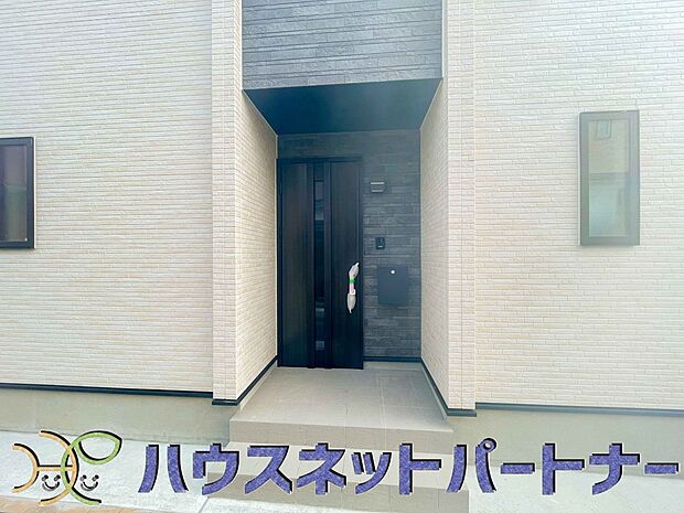 玄関前に季節のお花を置いて可愛く演出してみてはいかがですか。楽しいお家造りが待っています。