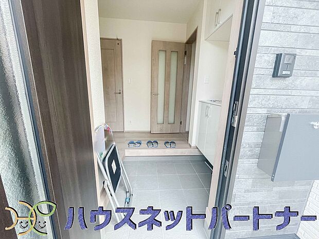 玄関の扉を開けるとそこは家族の待つお家。笑い声が聞こえてきそう。